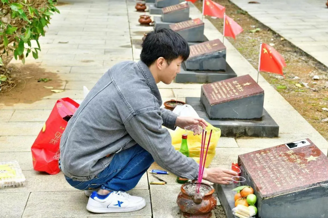 2022年，广西一小伙对生活丧失兴趣，这天，他去了烈士陵园。不料，他却发现墓碑上