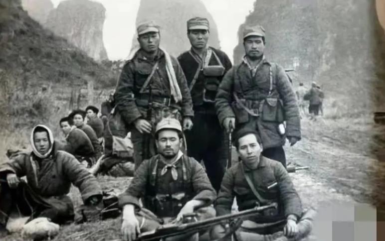 画面上这些人，有的穿着八路军军装，有的则像游击队员，可千万不要以为是我们的人，他