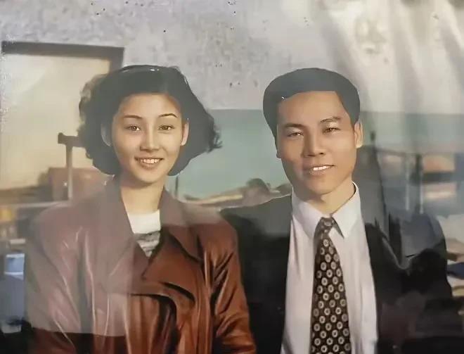 后来女人嫁给了一个大导演，从此淡出了演艺圈。男人成了大网红，能说会道，谈天论地，