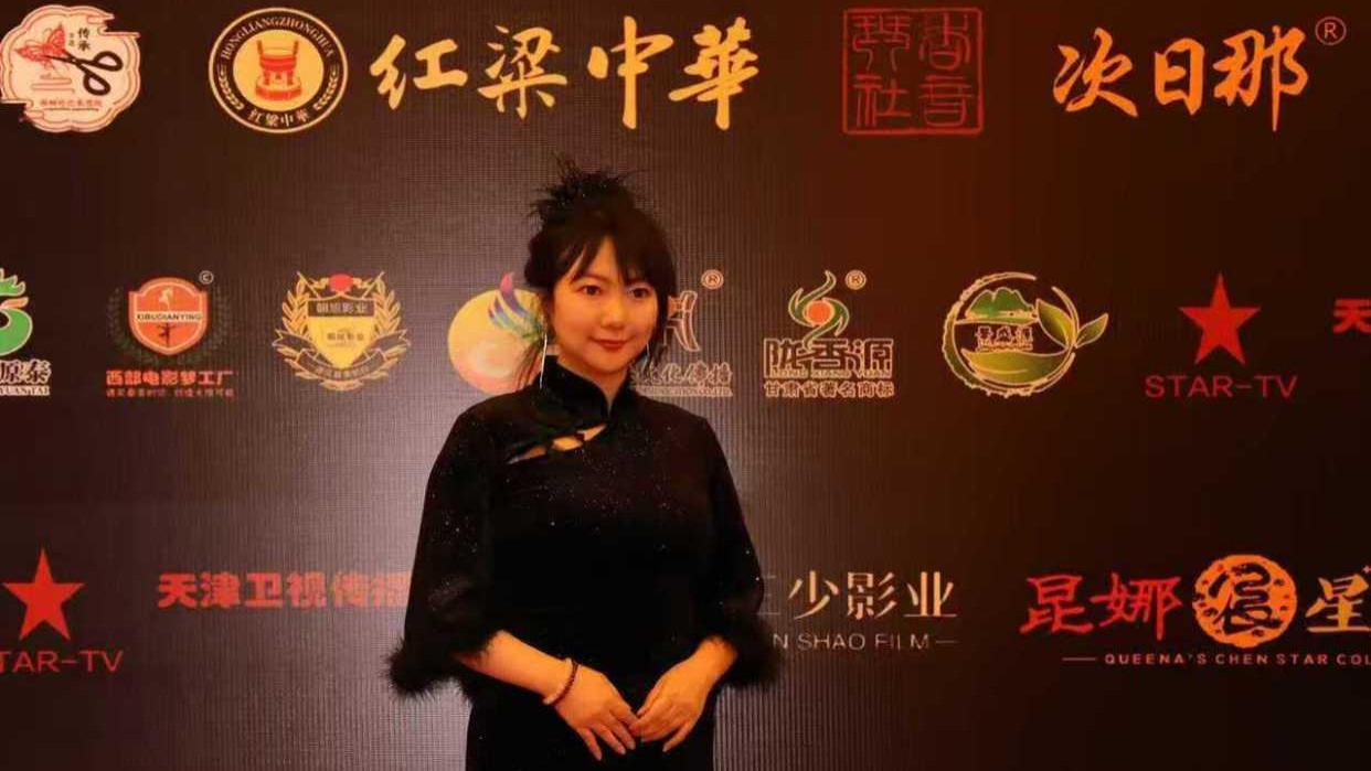 重庆知名艺人赵家佳喜获颁奖盛典年度优秀两栖艺人奖