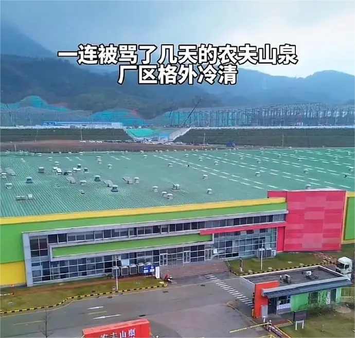 网友投稿：农夫山泉厂区实拍，今天很少有大车来厂区运货。

工人：冷冷清清的场面不