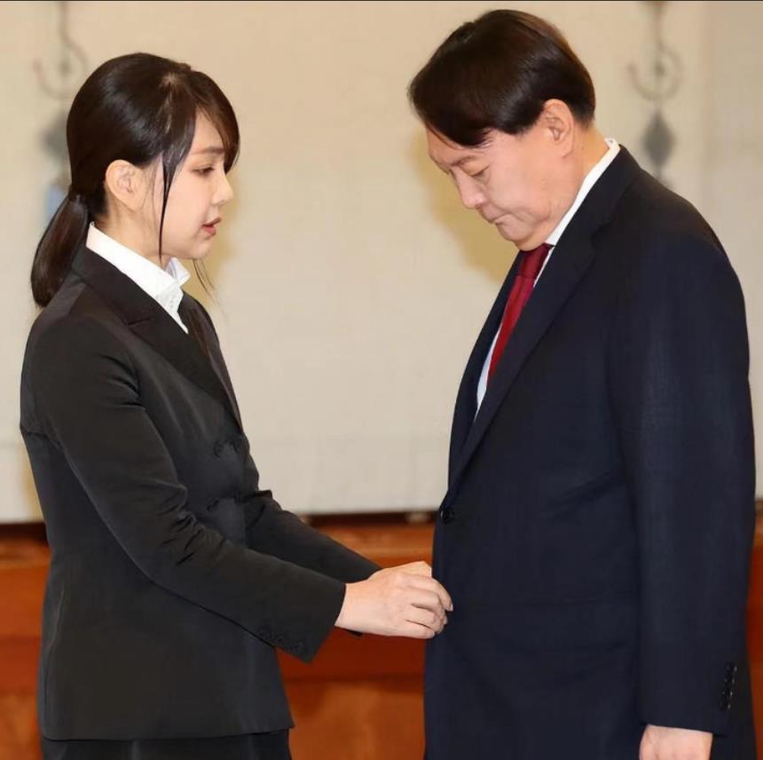 都知道尹锡悦逃不过青瓦台魔咒了，但没想到这么快。
韩国国会在今天通过了尹锡悦逮捕