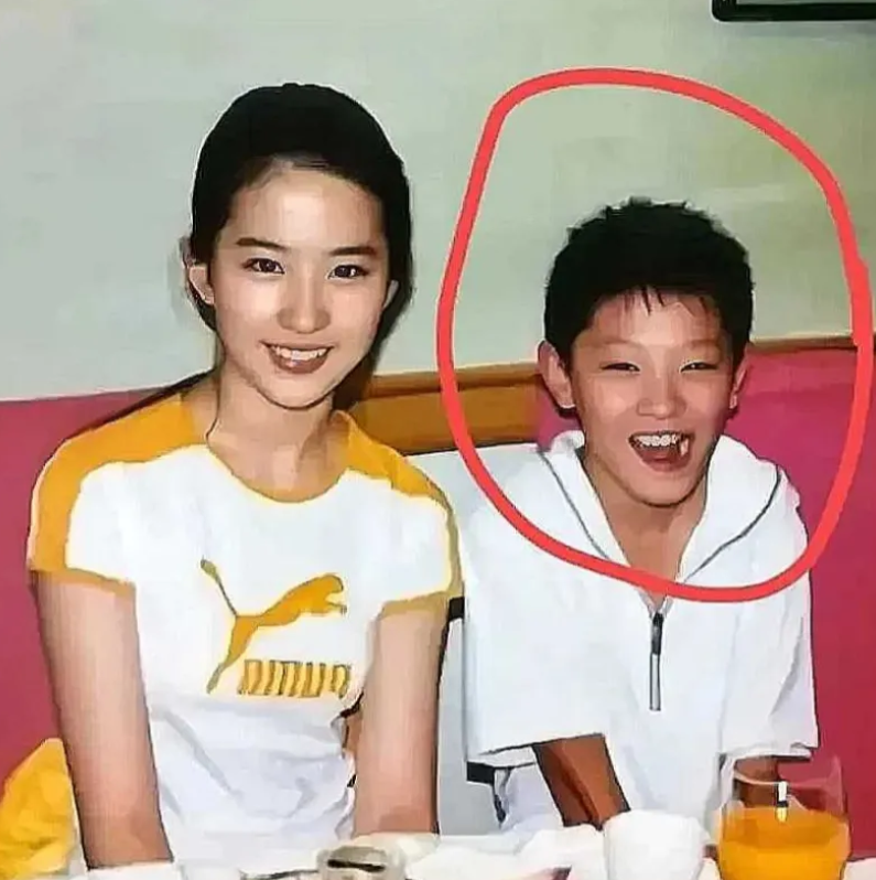 二十年多年前，一张餐桌照曝光，小男孩如今成为巨星，你猜他是谁？
曾经的小男孩，如