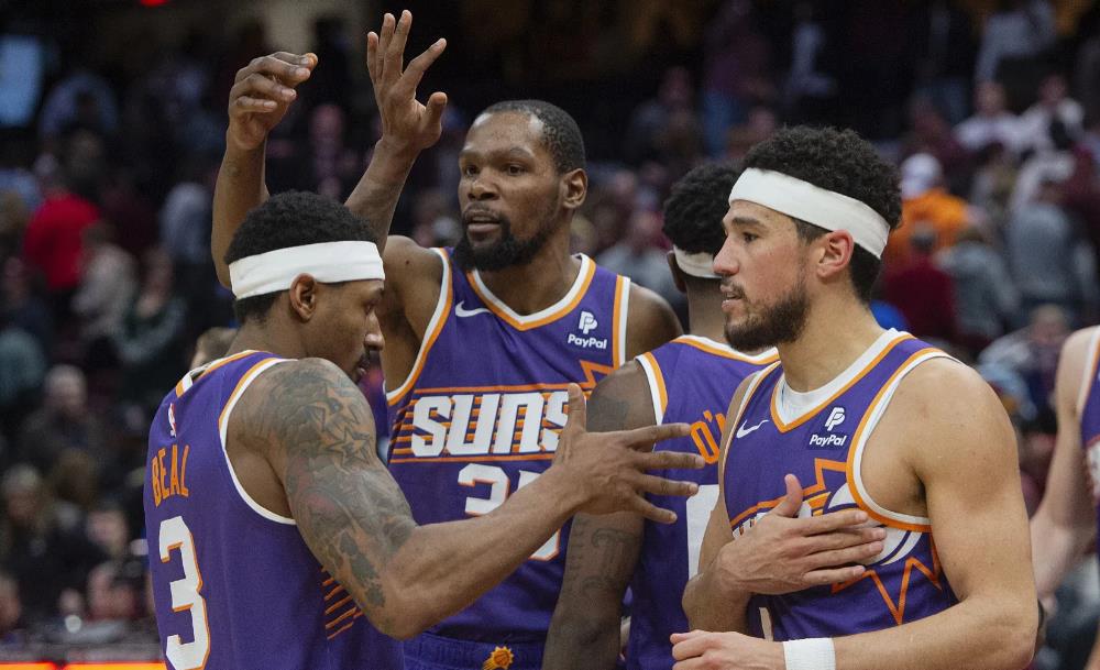 太阳队22:32活塞队，5个没想到！

1、没想到，布克没有出现在首发阵容中，邓