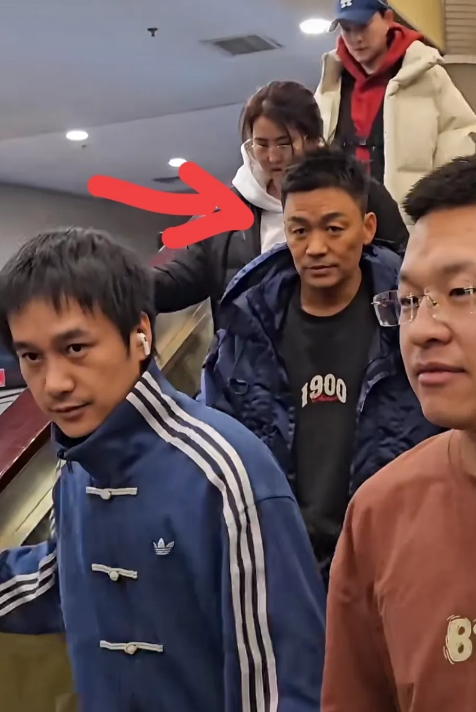 王宝强完全变了。
大家发现没有，
这两年的宝强完全变了，
气质完全不像以前的宝强