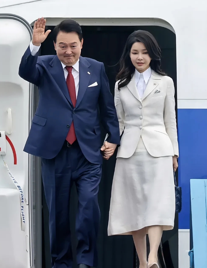 韩国总统尹锡悦妻子金建希因收受他人奢侈品事件遭到非议之后终于露面了，虽然金建希被