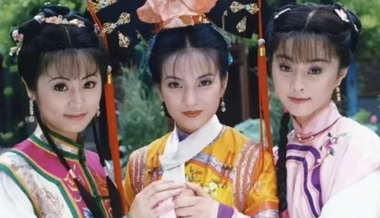 金庸先生远去了，琼瑶女士也走了，就这样带走了光阴的故事，青春一去不复返。
 
活
