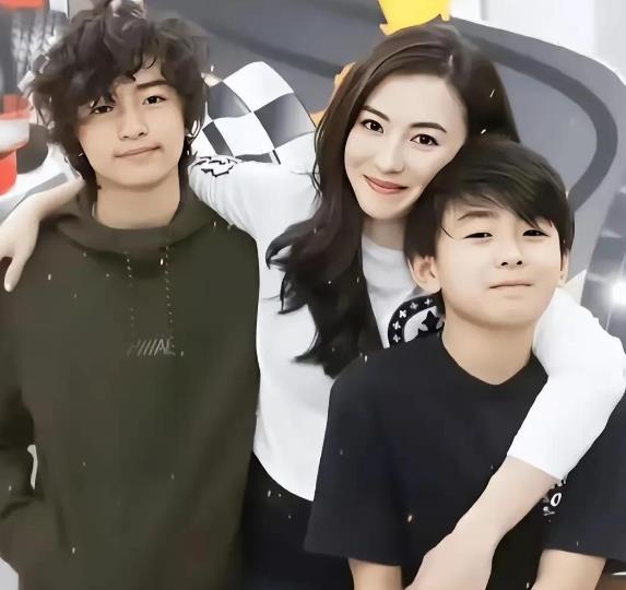 张柏芝作为知名影星，在演艺界留下众多经典。许久未露面的她，近日在香港街头罕见现身