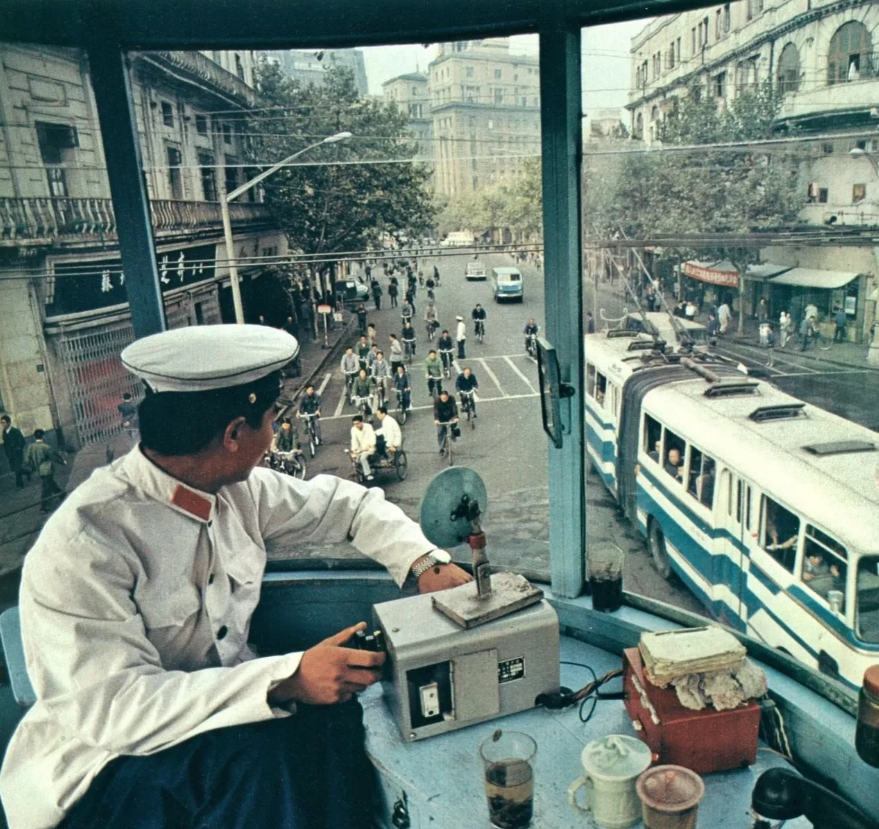 80年代，上海的手动红绿灯。