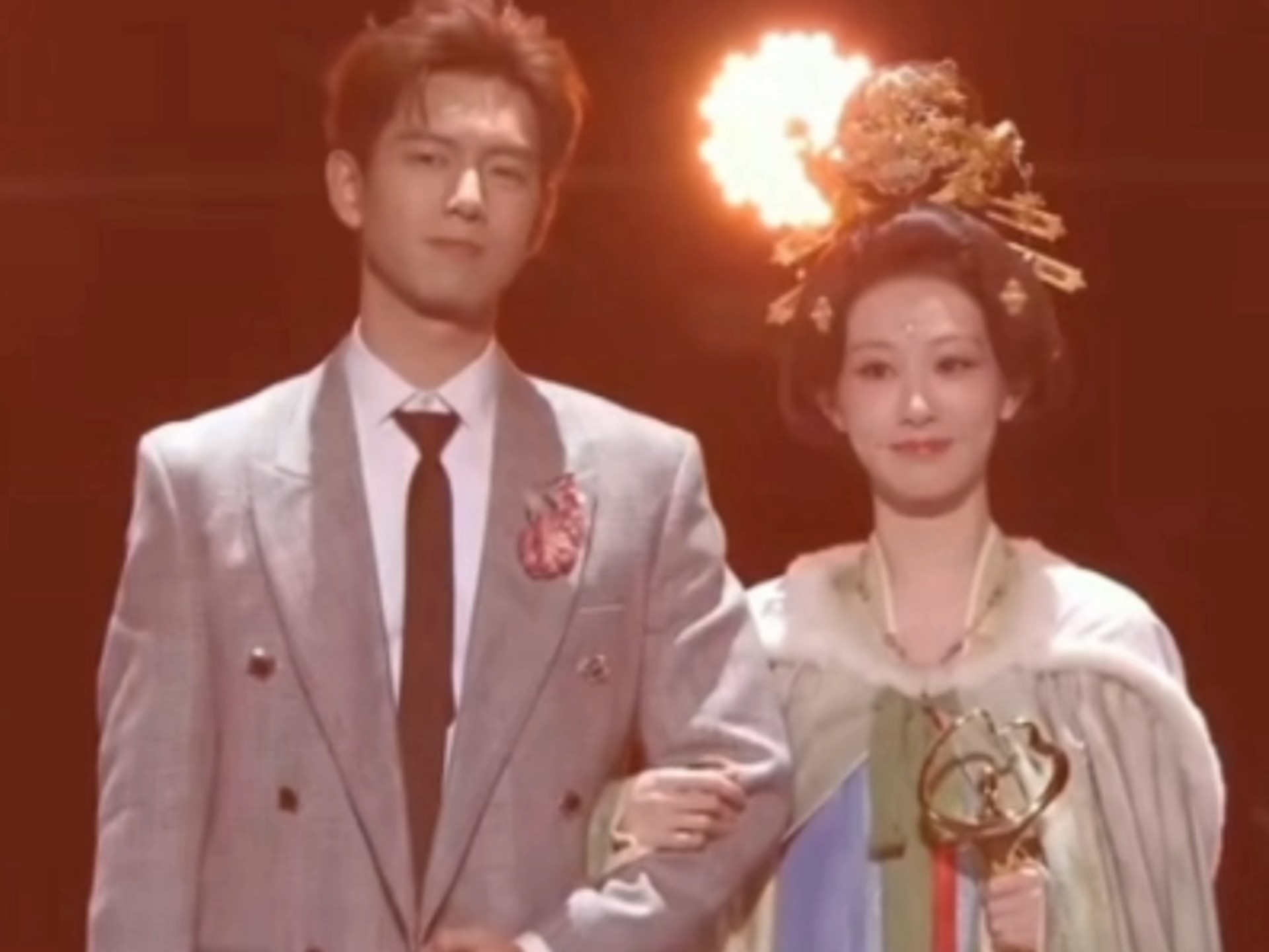 杨紫李现微博之夜甜蜜互动，国色芳华造型惊艳