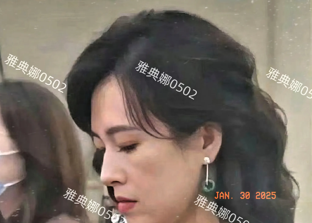章子怡私下脸挺冷的，不苟言笑没啥亲和力，看起来生人勿近。
赵丽颖现在也有点儿像她