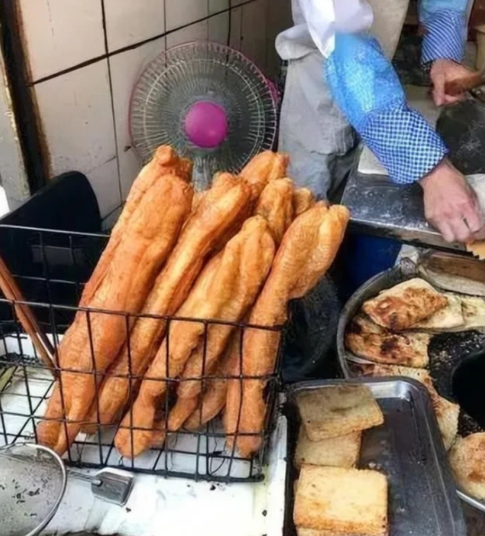 福建莆田，一老农为了生计便弃农从商，开了家早餐店，卖点油条、大饼。结果开业当天就