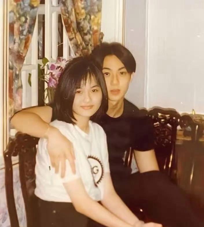 吴尊和林丽莹十几岁时在客厅初吻，她家境好又漂亮