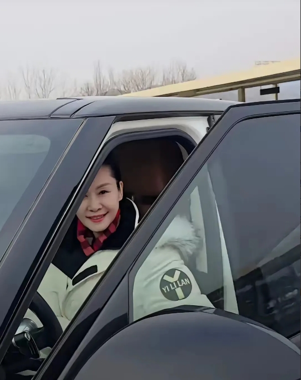 网友在高速服务区看到了于文华老师，跟网友攀谈才知道于文华回唐山老家过年，于文华老