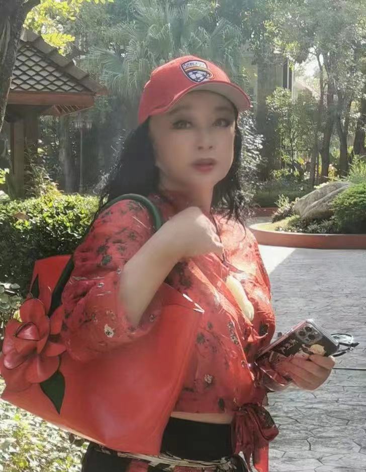 绯闻男友发律师函要刘晓庆还钱，曾为刘晓庆工作没有支付报酬