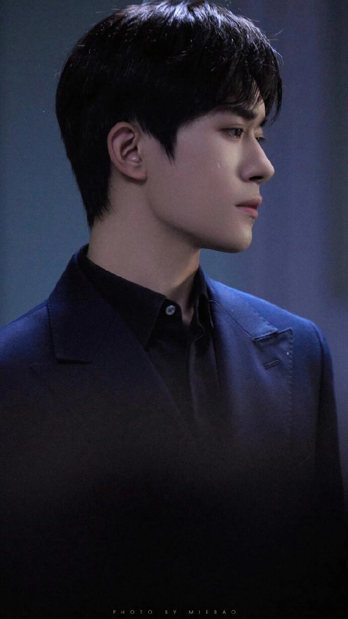 易烊千玺：公众魅力与私下宁静的社交艺术