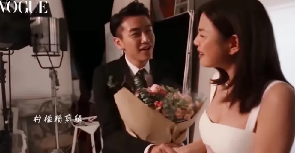 原来刚结婚的时候，陈晓是这样的人！
陈晓：“老婆给你一个惊喜啊，开不开心啊！”陈
