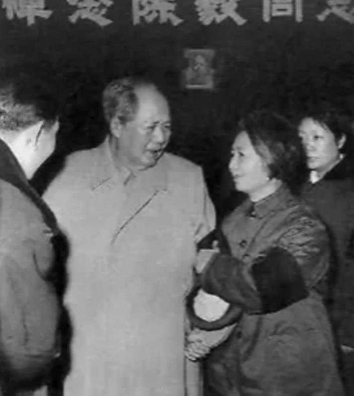 这是毛主席最 后一次参加追悼会，此时的老人家已经是近80岁高龄，身患重病的他，已