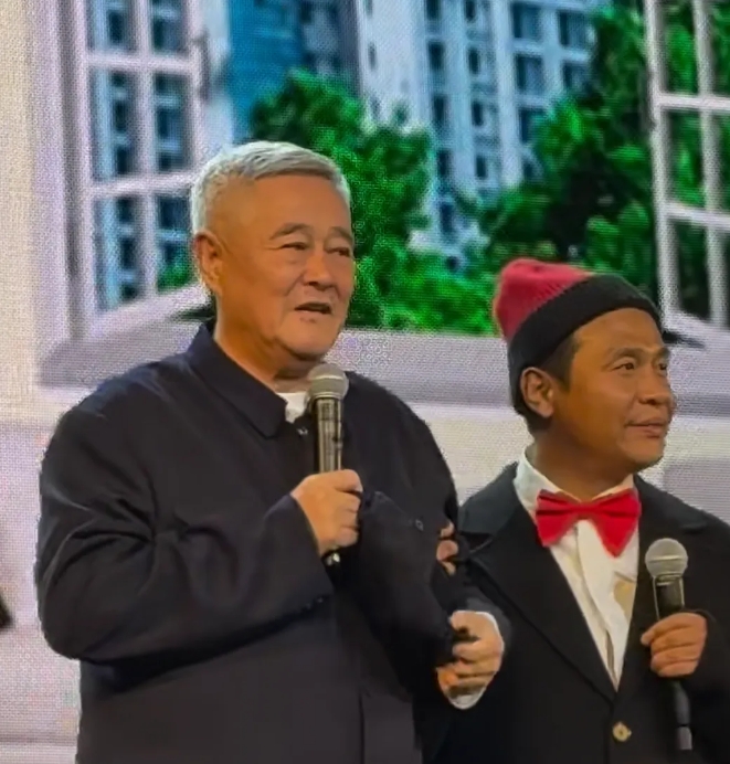 赵本山确定老了，
在纽约表演节目说话都是喘的，
有人说赵本山可以去纽约表演，
为
