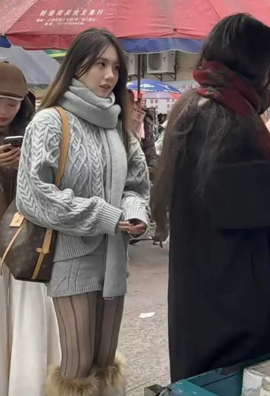她到底是冷还是不冷啊？