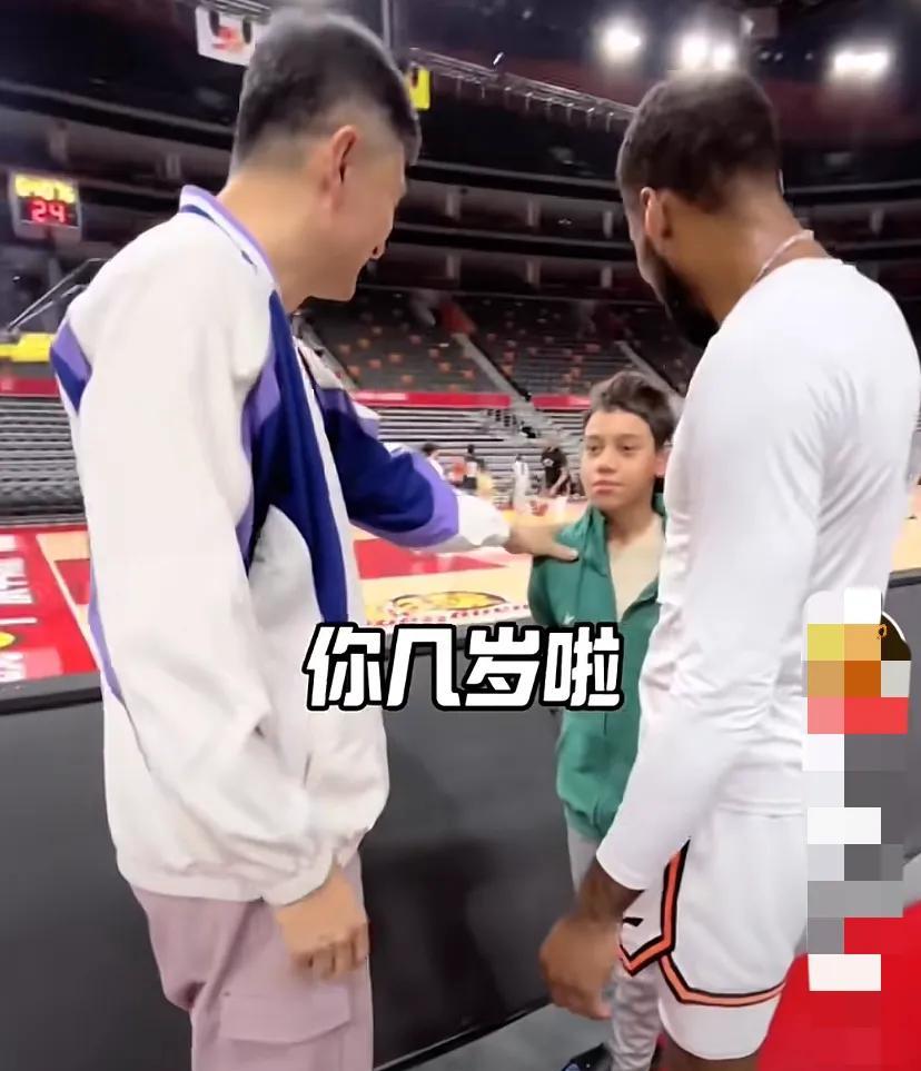 当威姆斯带着儿子回到广东时，杜峰亲切地问：“How old are you？”杜