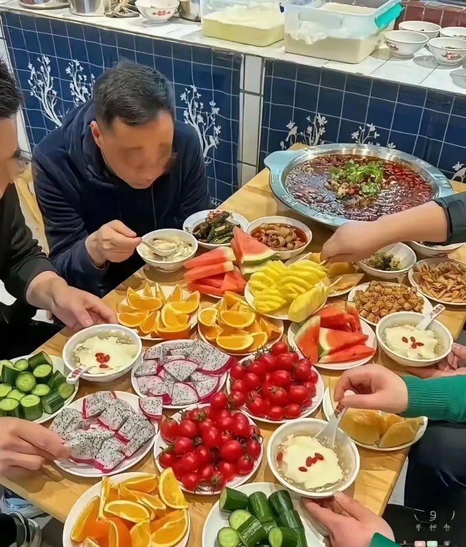 免签之后，每天韩国机场大量的韩国人排队等待出境到我国旅游。
一边是排队的，一边是