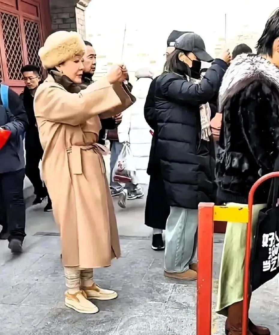 有网友在白云观偶遇张兰，她正在祈福上香！她一如既往的的活力满满，一点都看不出来已