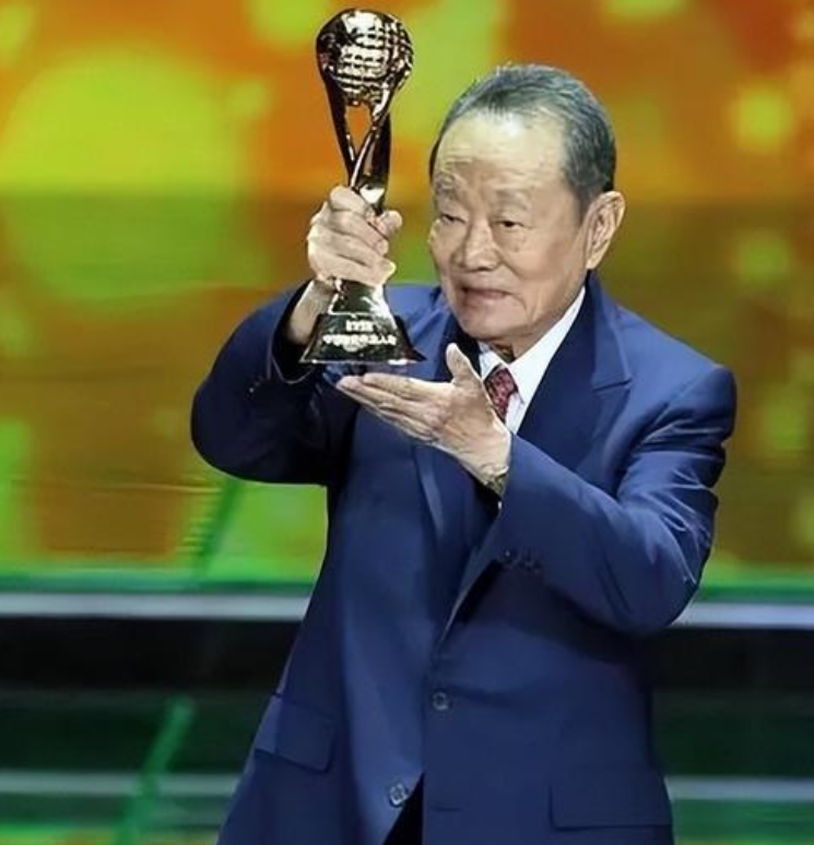 1973年，“东方糖王”郭鹤年出手相助，以智慧手段帮助中国以最低价购入30万吨白