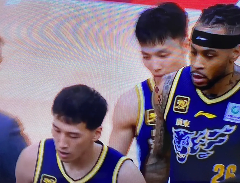 经常听到球迷们说，杜峰和杨鸣是两个喜欢发脾气的教练。球员一旦出错，不是来个严肃凝