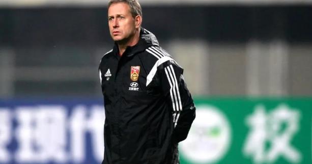 国足前主帅佩兰近日表示，自己真的很冤，执教国足的成绩也不算差啊，怎么就下课了呢？