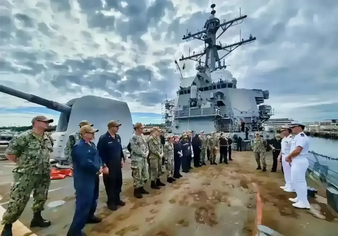 这是美军一艘现役的阿利伯克级驱逐舰，在靠泊某国港口后，舰长副舰长穿着雪白的海军制