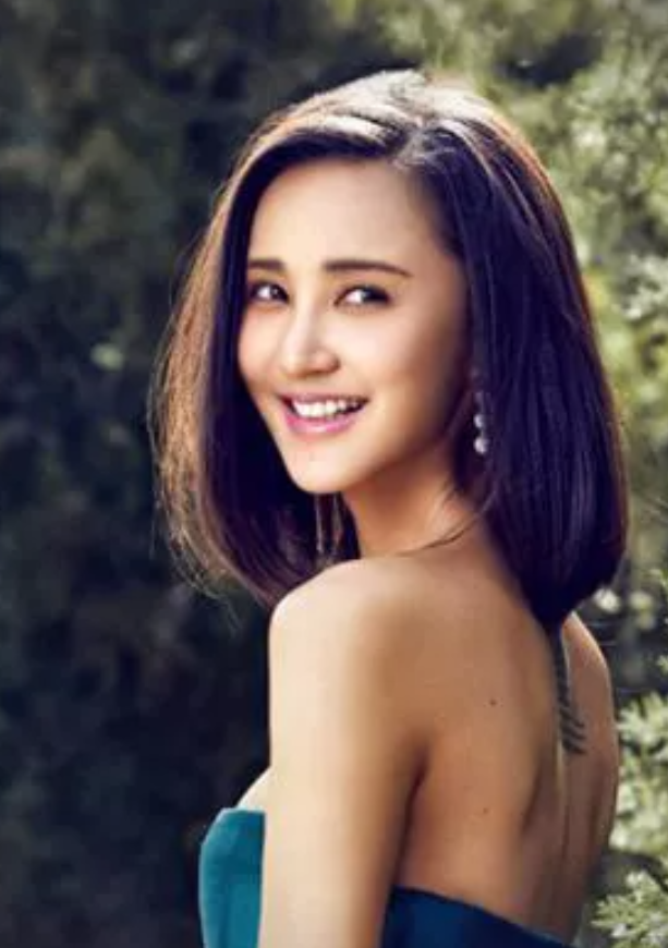 当年，张歆艺生完孩子，公婆特意过来照顾。一次婆婆煲了藕汤，一分钟没看着，锅盖上的