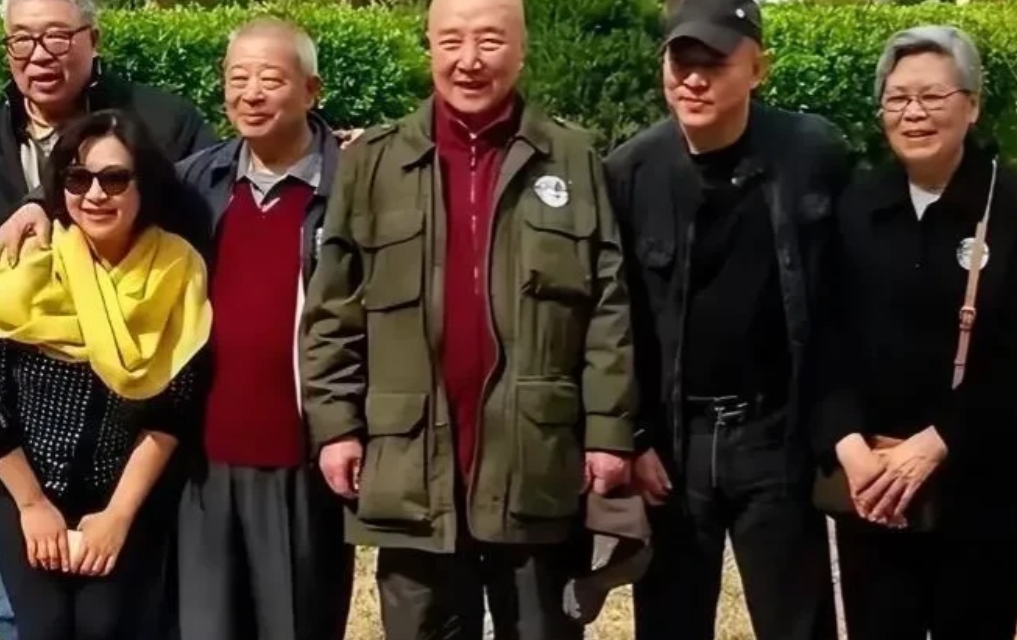 这是拍于十年前的一张老照片，也是时隔多年之后，黄秋燕李连杰的同框合影，他们看起来