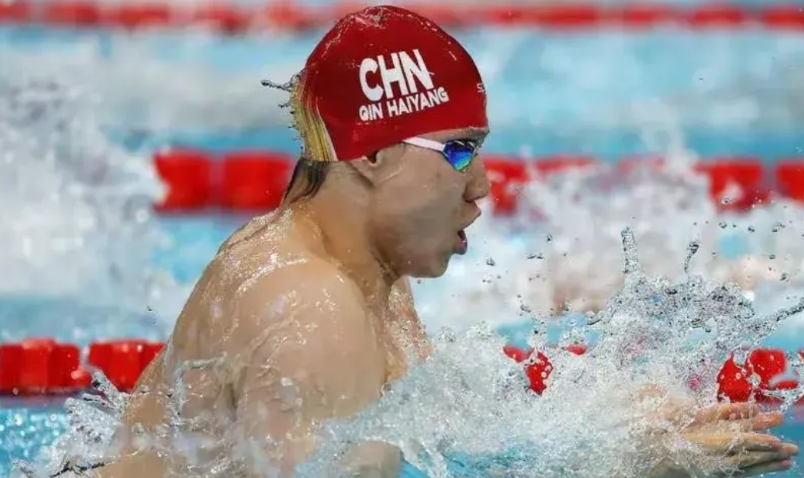 在女方不停发所谓“证据”时，覃海洋只否认了自己出轨的传闻，其他时候，完全没有任何