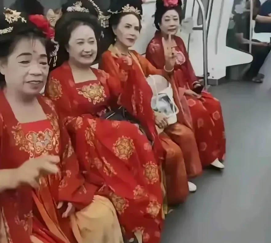 湖北武汉，有一名男子乘坐地铁上班，刚走上地铁车厢，发现车厢内坐着四位穿着大红色汉