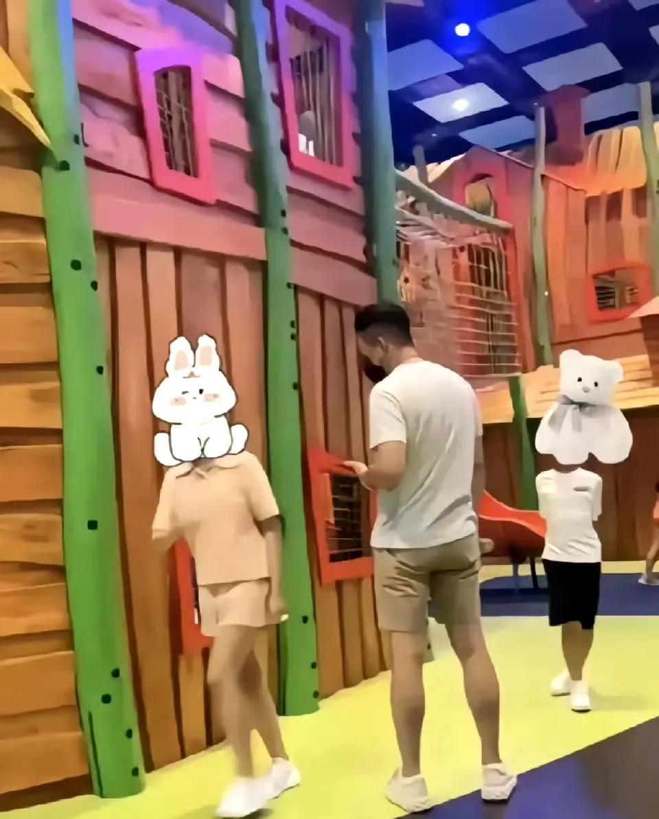 自己的孩子肯定会善待吧，汪小菲虽然有时候情绪不稳定，我相信他对两个孩子的爱是真爱