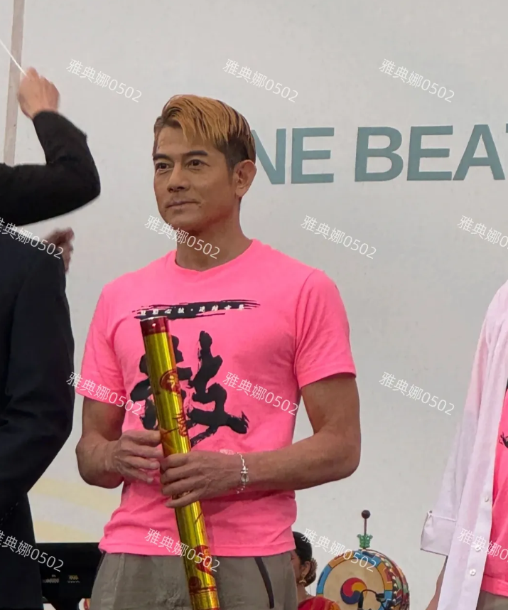 郭富城本人没有网上说的那么矮，虽然个子不高但身材健硕比例很好，小麦色肌肤配金发很