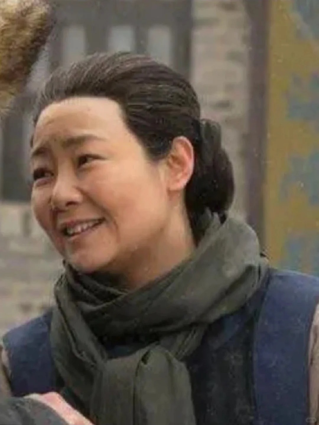 上戏毕业，无戏可拍被安排进了工厂。多年后，被众多网友亲切地称呼道：“国民妈妈”。