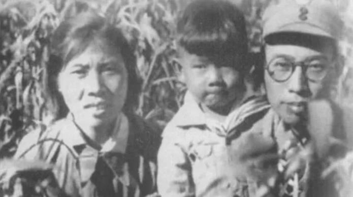 1938年，许光达和分别10年的妻子终于团聚。他告诉妻子：“去打壶热水！”妻子说