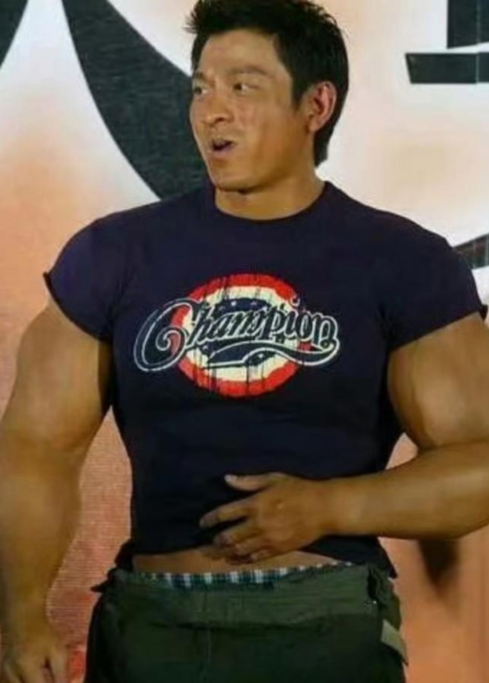 刘德华最强壮时期，这还不是P的图，这是穿的肌肉衣￼