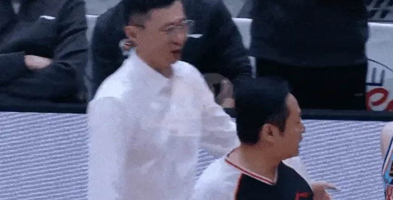 岂有此理！在新疆男篮与北控男篮的比赛中，出现了令人意想不到的一幕。比赛进行到第三