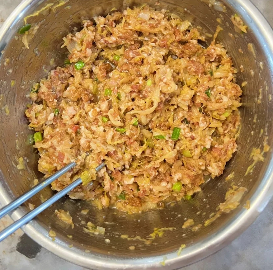 我不懂为啥东北人这么爱吃酸菜馅饺子？

我老公是东北的，回回包饺子问吃啥馅，都说