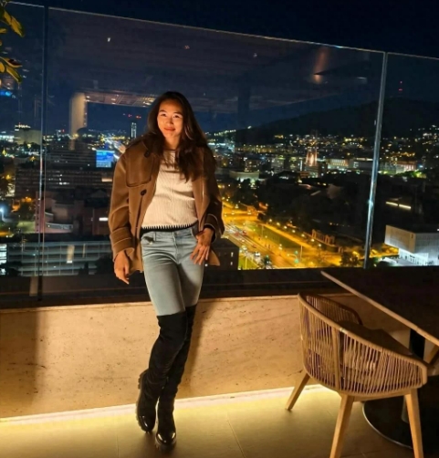 网球迷们快瞧！咱们的网球小花郑钦文在社交平台晒出自己的最新美照啦。照片里她上身随