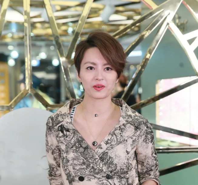 一次，吴君如问梁咏琪:“周星驰有没有追过你？”梁咏琪斩钉截铁:“当然没有。”吴君