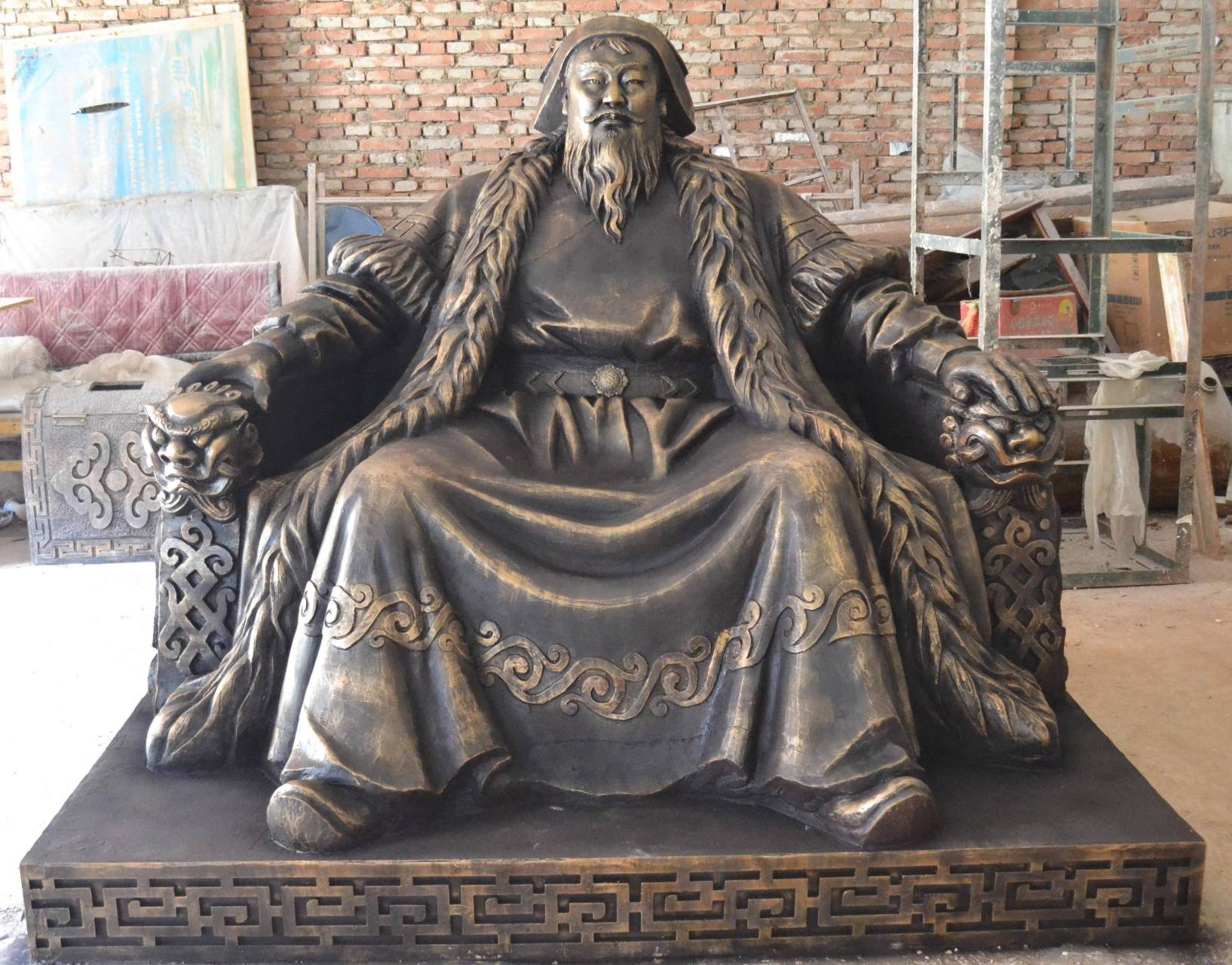 1241年窝阔台死后，他的皇后乃马真控制政权，汗位空悬五年之久。贵由继承汗位后不