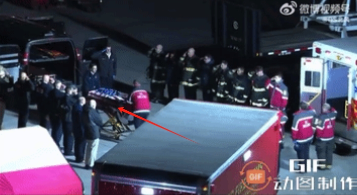 美国撞机事故中神秘的遇难乘客终于现身了（图一）——身上覆盖着美国国旗，救援队员集