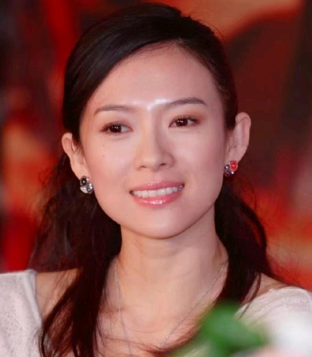 年轻时的章子怡似乎也不太爱笑