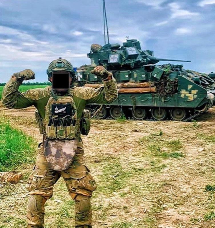 美俄不让上桌子，就要掀桌子？欧盟要军援一个150万发炮弹大礼包给乌克兰，至少价值