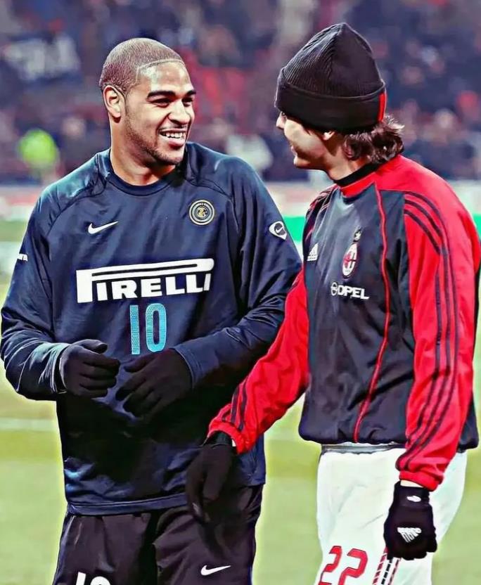 这是米兰德比的经典一幕。国际米兰的阿德里亚诺和AC米兰的卡卡有说有笑。那时的他们