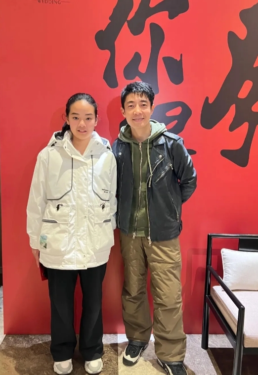 撒贝宁，和西装比起来，他还是适合穿这样的户外休闲风。
感觉军绿色很适合他，看起来